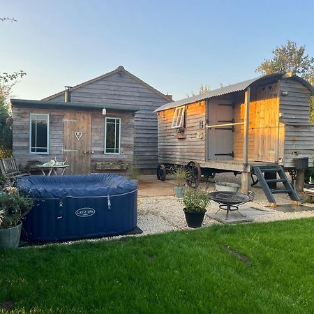 The Hen House Shepherds Hut With Hot Tub Chittoe Екстер'єр фото