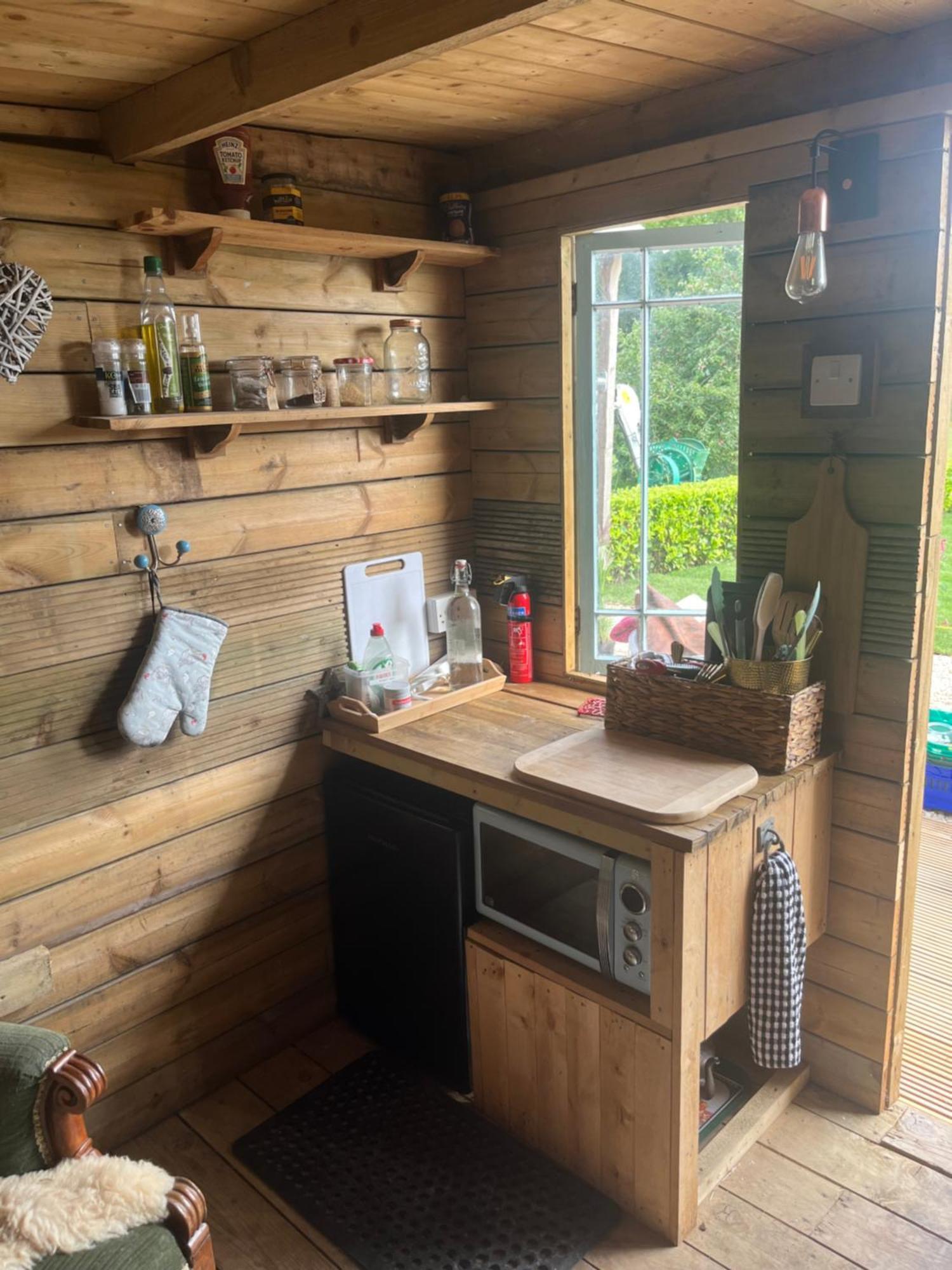 The Hen House Shepherds Hut With Hot Tub Chittoe Екстер'єр фото