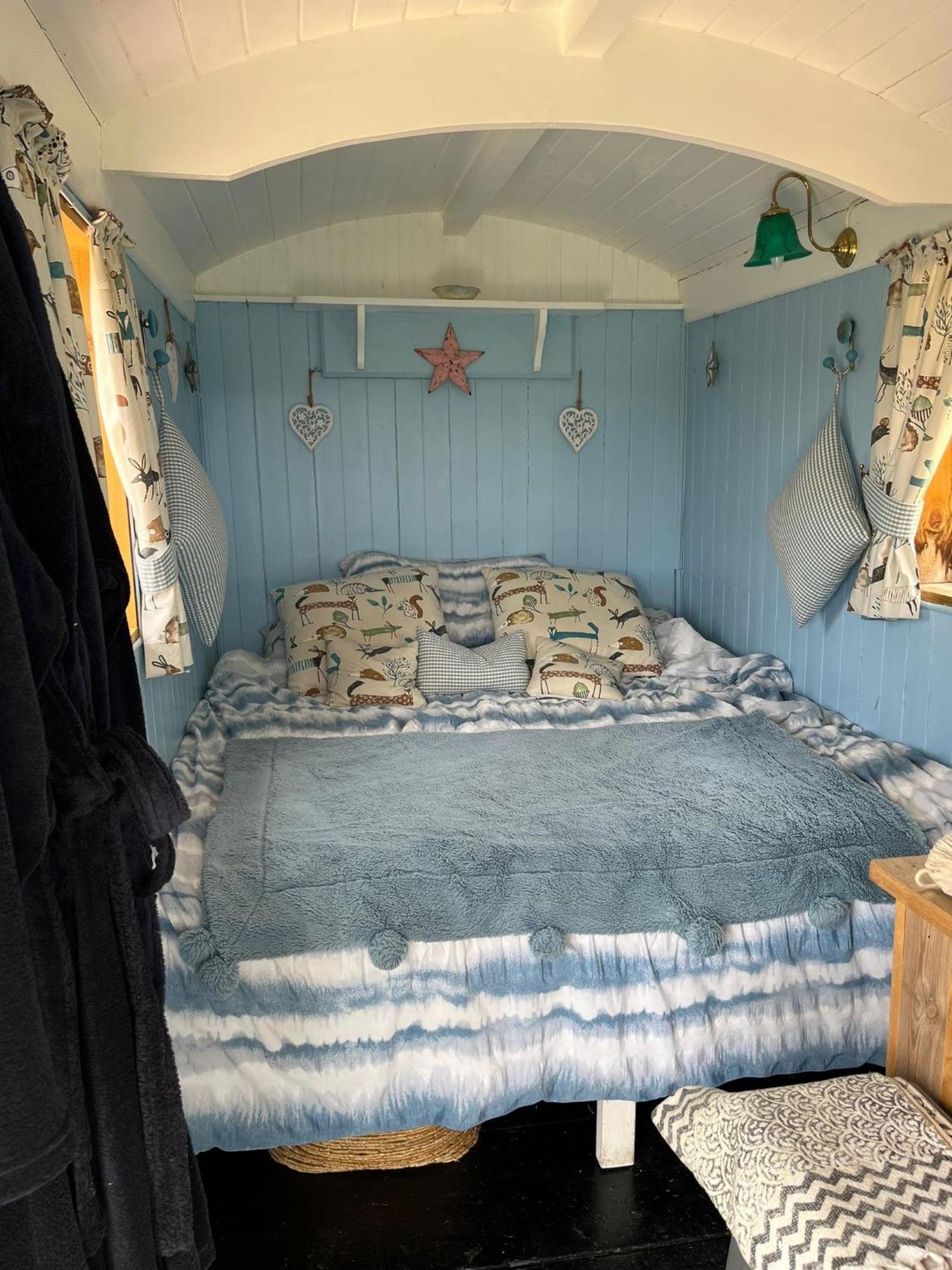 The Hen House Shepherds Hut With Hot Tub Chittoe Екстер'єр фото